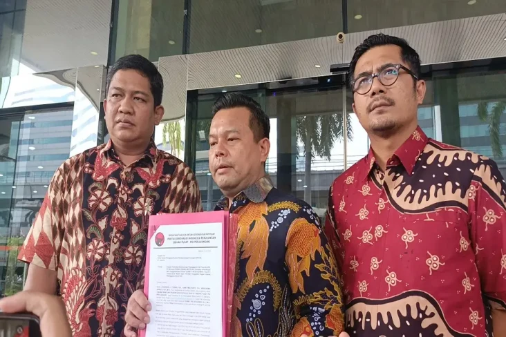 KPK Geledah Rumah Advokat...
