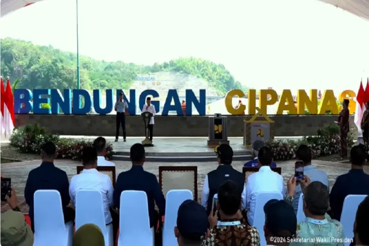 Resmikan Bendungan Cipanas...