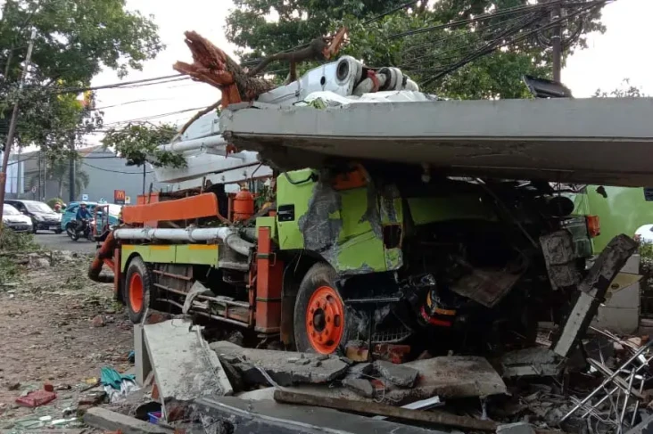 Truk Tronton Seruduk...