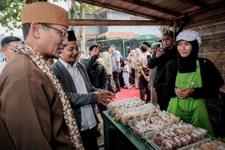 Sandiaga Ajak Santri...
