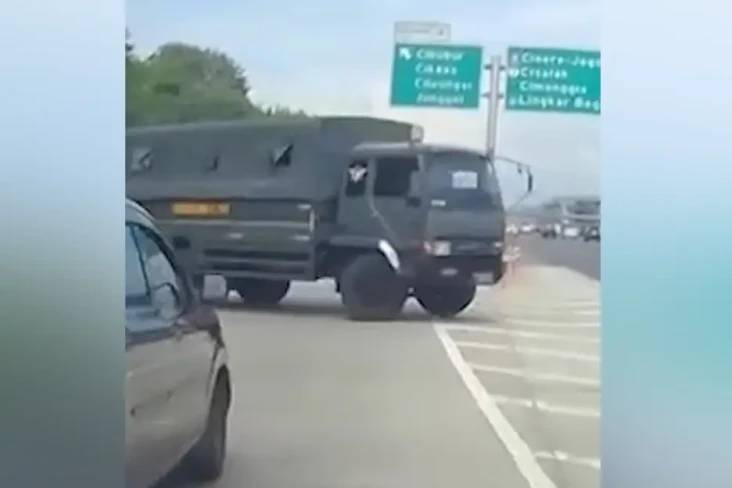 Viral! Truk TNI Lawan...