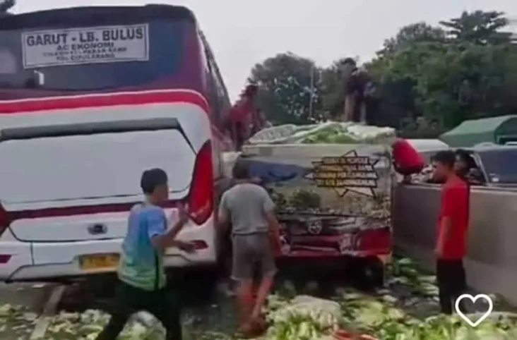 Tabrakan Beruntun Bus...