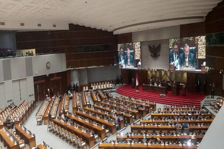 Rapat Paripurna Setujui...