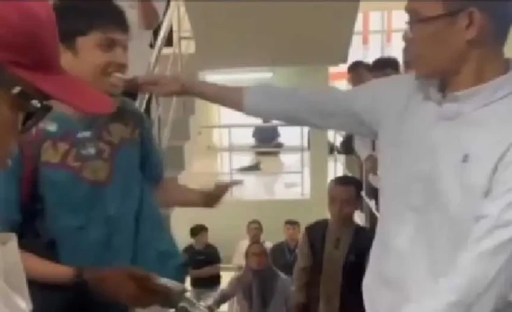 Viral Dosen Dorong Mahasiswa...