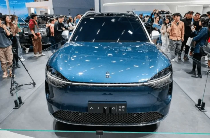Mobil Berotak AI Buatan...