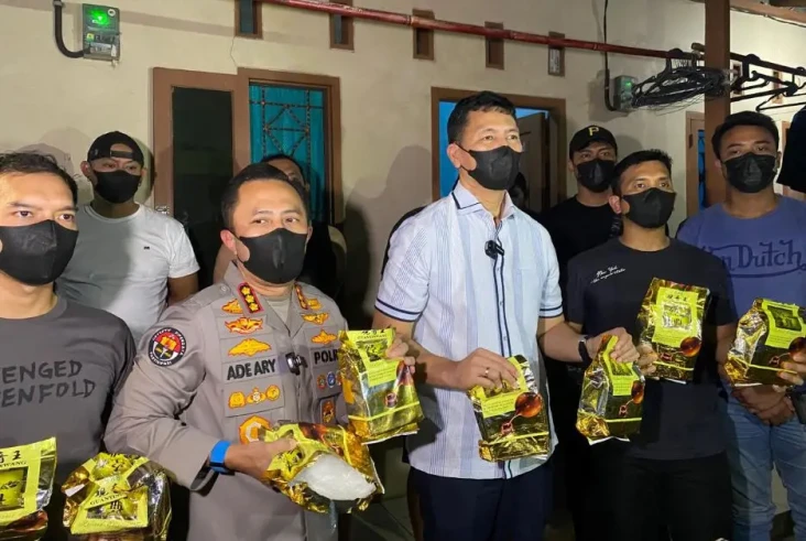 Gerebek Kontrakan di...