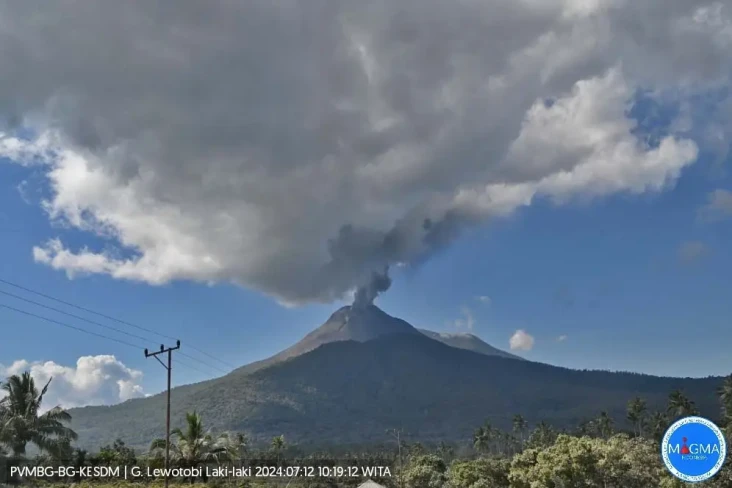 Awas! Gunung Lewotobi...
