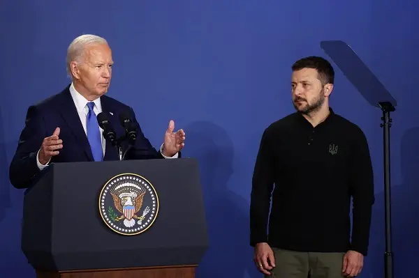 Zelensky Tersenyum Jengkel...