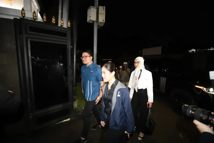 Kunjungi Kediaman Zulhas,...