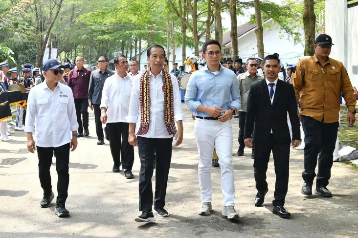 Bangun Sekolah dan Universitas,...