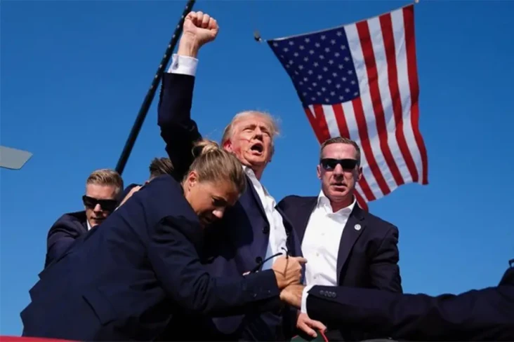 Donald Trump Ditembak...