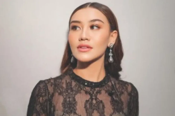 Aaliyah Massaid Gelar...