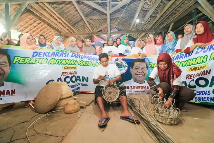 Pemimpin Merakyat, Ratusan...