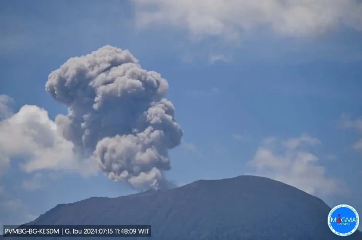 Gunung Ibu Erupsi 10...