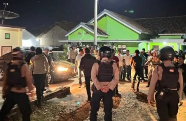 Detik-detik Polisi Lepaskan...