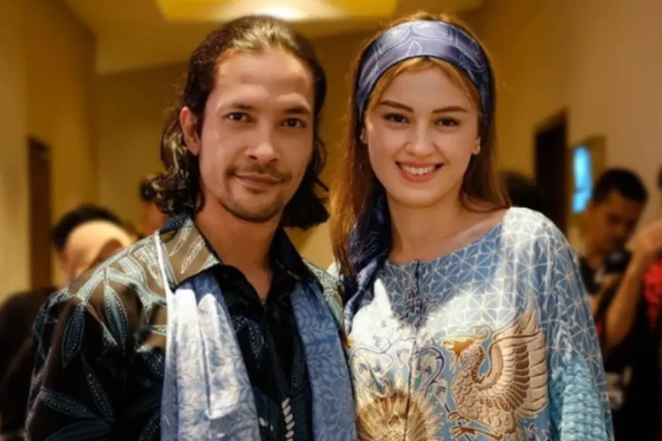 Kimberly Ryder Layangkan...