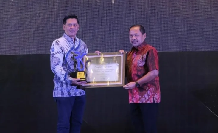 Bank Jatim Dinobatkan...