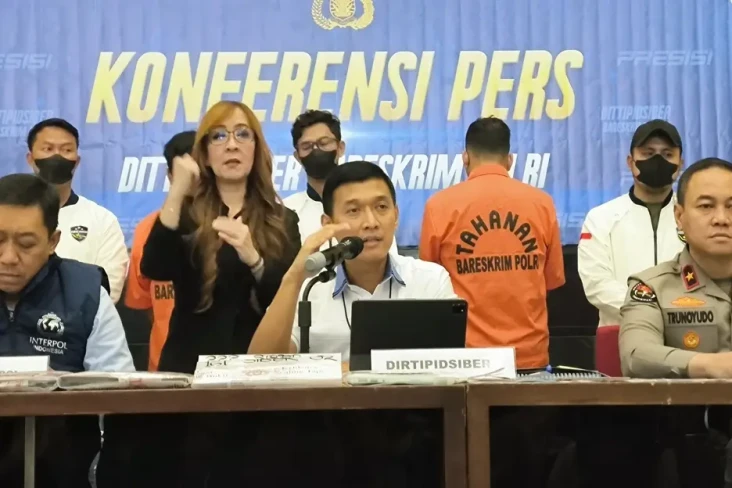 Tersangka Penipuan Online,...