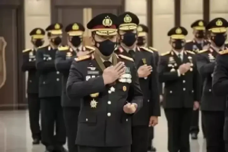 16 Komjen Pol Berpeluang...