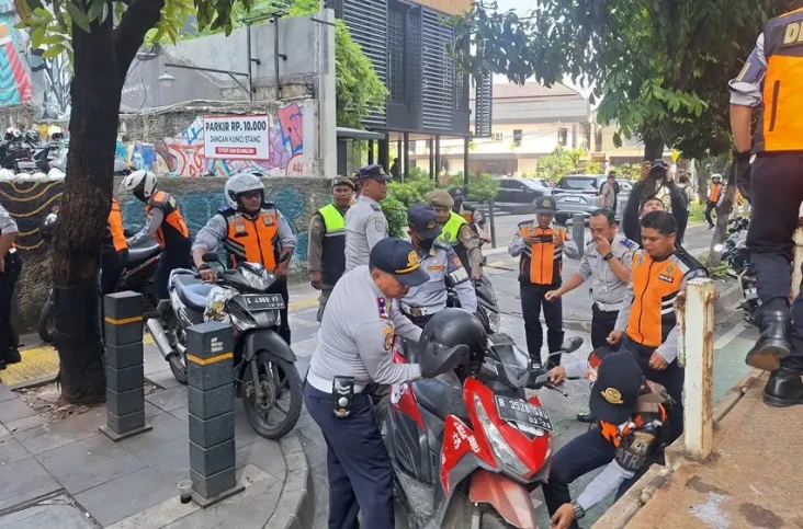 Belasan Motor Parkir...