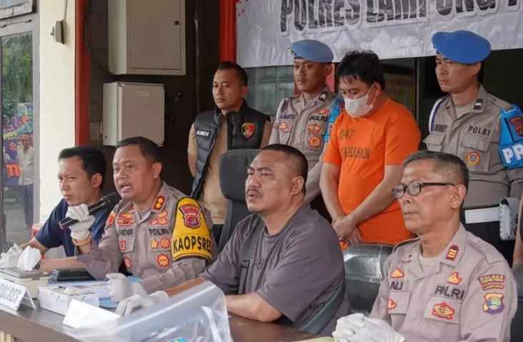 Polisi Gerebek Rumah...
