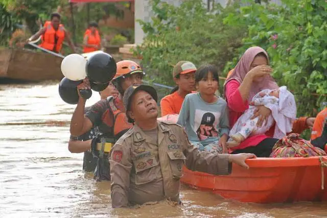 Banjir dan Longsor Kepung...