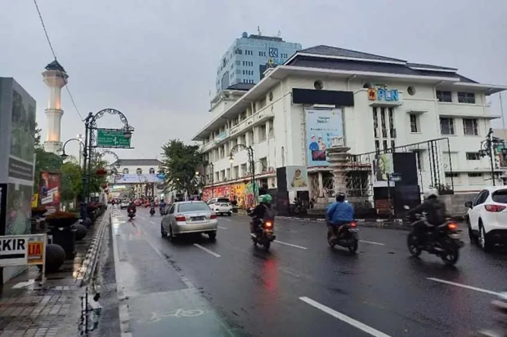 Bandung Lagi Dingin-dinginnya,...