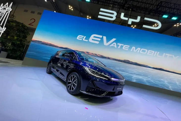 BYD M6 Akhirnya Meluncur...