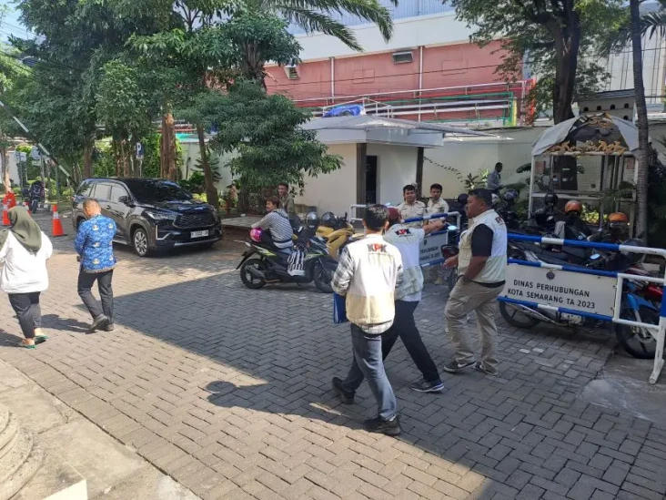 Dugaan Gratifikasi,...