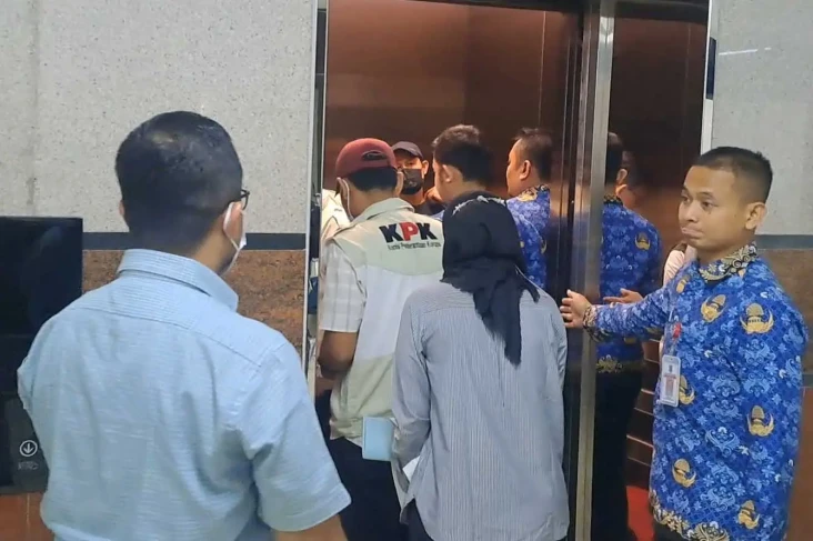 KPK Geledah Kantor Pengadaan...