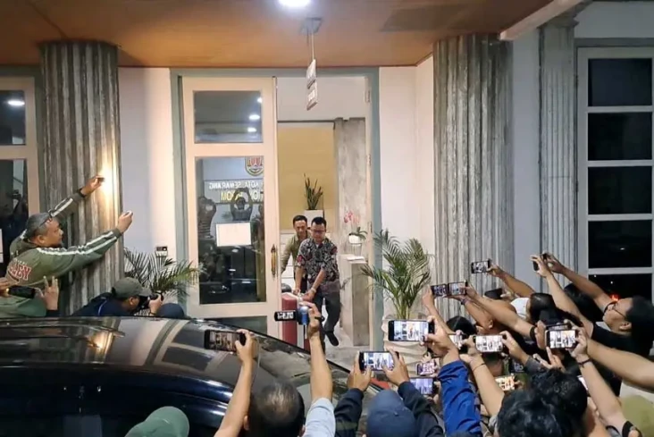 Geledah Ruang Kerja...