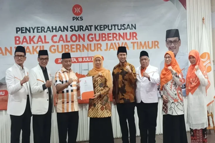 Presiden PKS Serahkan...