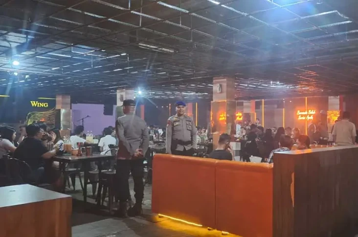 Dugem di Kelab Malam,...