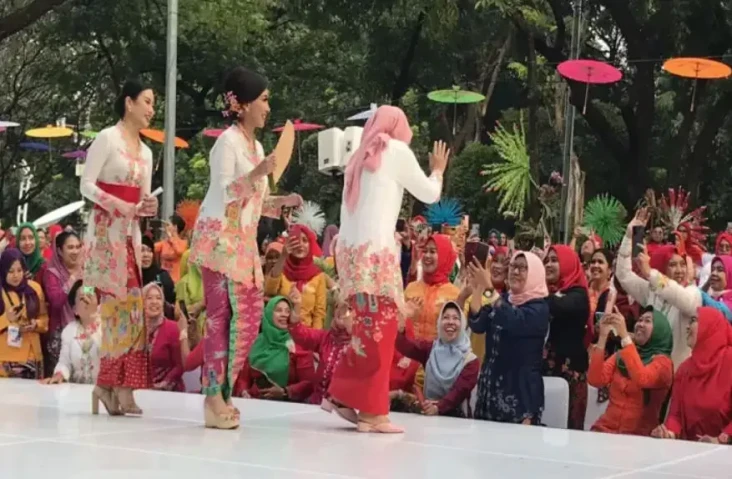 Kebaya Goes To Campus...