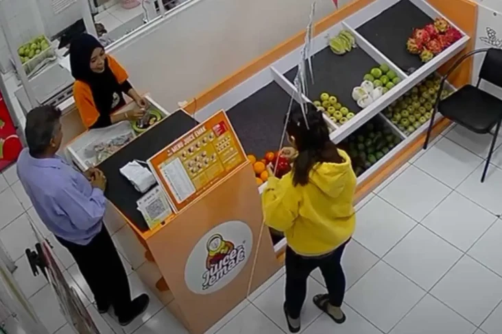 2 Bule Modus Tukar Uang...