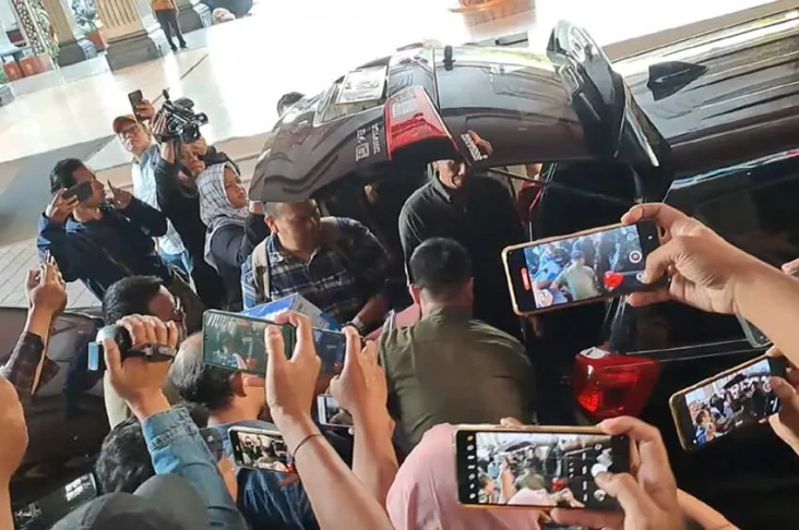 KPK Geledah Balai Kota...