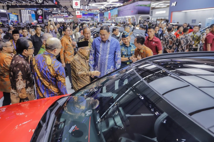 Penjualan Mobil Anjlok,...