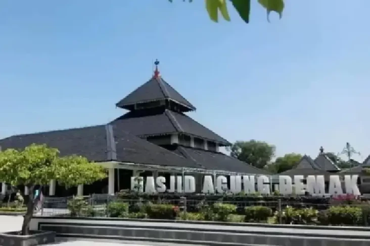 Asal Usul Kerajaan Demak,...