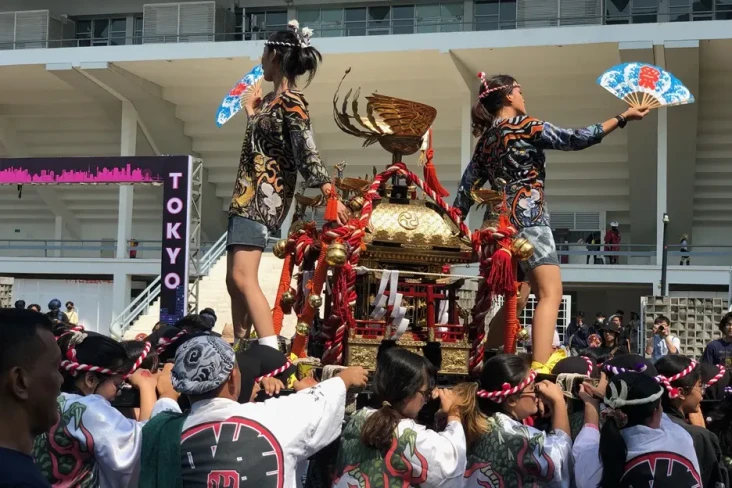 Parade Omikoshi Warnai...