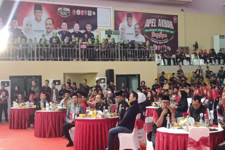 Pakai Peci Hitam, Anies...