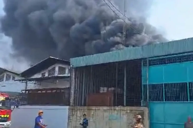 Kebakaran Gudang Helm...
