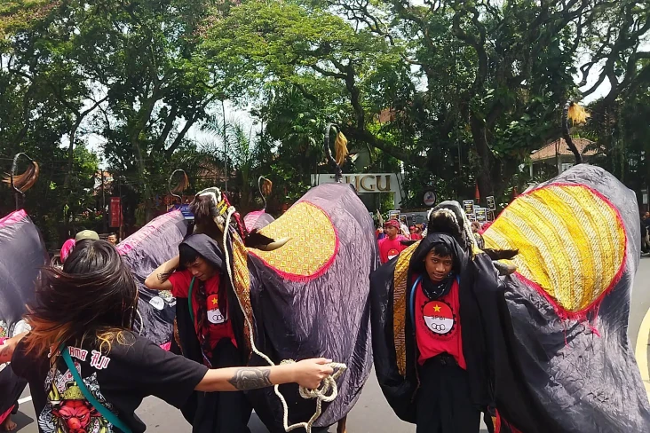 Mengenal Bantengan,...