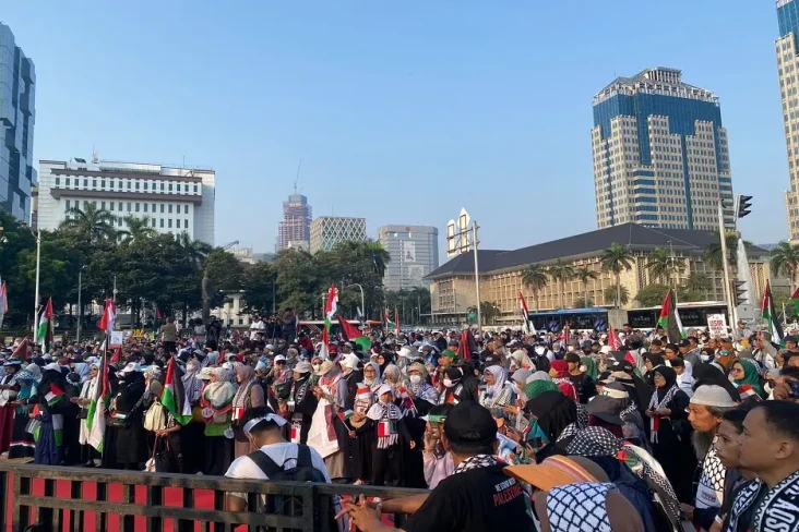Ribuan Pengunjuk Rasa...