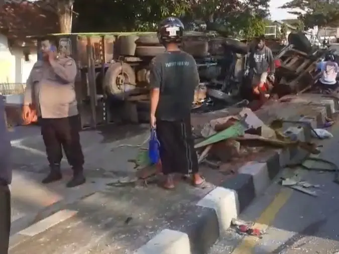2 Truk Pengangkut Peralatan...