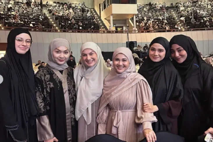 Kimberly Ryder Kenakan...