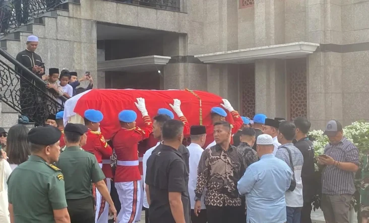 Jenazah Hamzah Haz Dimakamkan...
