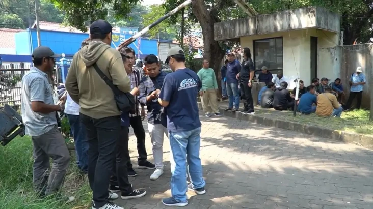 11 Bulan Gaji Belum...