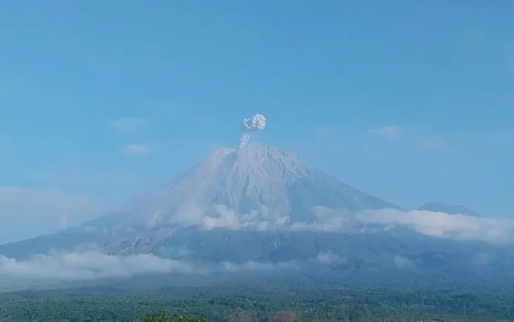 Gunung Semeru Erupsi...