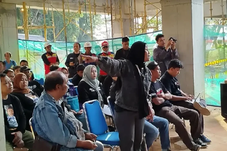 Pintu 13 Stadion Kanjuruhan...