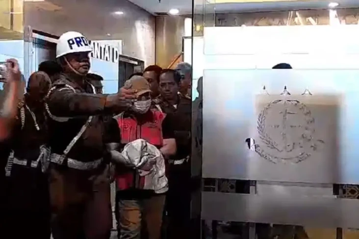 Jadi Tersangka Korupsi...